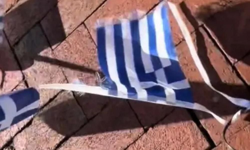 Οργισμένη γυναίκα σκίζει ελληνικές σημαίες σε εστιατόριο στο Νιου Τζέρσι κατά λάθος