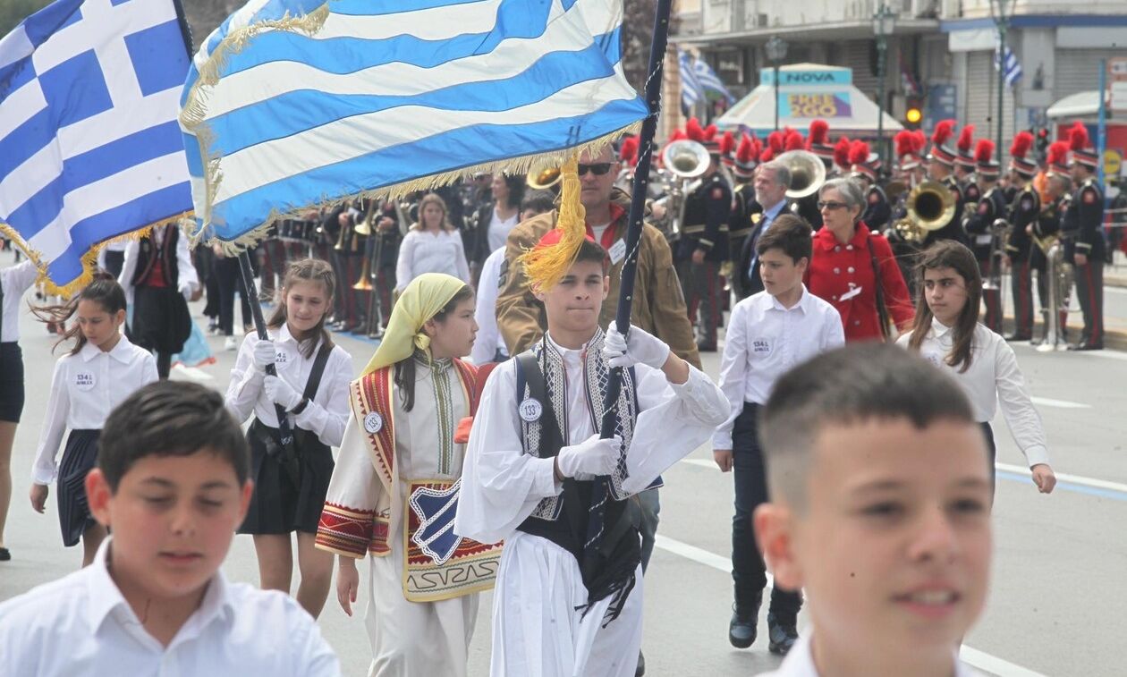 Οι Γονείς Ξοδεύουν Πολύ Για Τις Στολές Των Παιδιών Στις Παρελάσεις της 28ης Οκτωβρίου